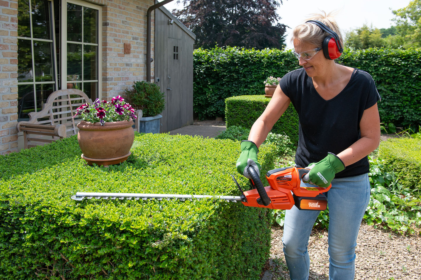Dual Power - 40V Cordless Hedge Trimmer - 670mm (unit only)