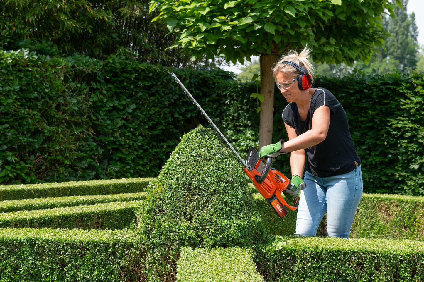 Dual Power - 40V Cordless Hedge Trimmer - 670mm (unit only)
